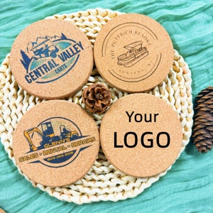 Puede incluir: Cuatro posavasos redondos de corcho con diferentes diseños. El primer posavasos tiene un logotipo azul y verde con el texto "Central Valley Carts". El segundo posavasos tiene un logotipo marrón con el texto "The Putt-Rich Resort Fontana WI". El tercer posavasos tiene un logotipo amarillo y azul con el texto "Glenn's Sales Rental Repairs 808-466-2218". El cuarto posavasos tiene el texto "Your Logo" en negro.