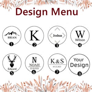 Puede incluir: Men&uacute; de dise&ntilde;o con ocho opciones diferentes para sellos de madera personalizados. Las opciones incluyen una cordillera con el nombre "BRIAN", una letra "K", un nombre "Joshua" en un cuadro, una letra "W" con el nombre "Wilson", una cabeza de ciervo con el nombre "Edward", una letra "N" con el nombre "NOAH" y la fecha "22.09.2023", las iniciales "K&S" con la fecha "05.22.2023", y un sello en blanco con el texto "Su dise&ntilde;o".