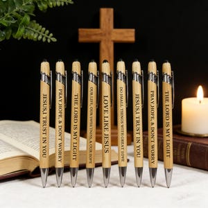 Bolígrafo con versículos bíblicos grabados, versículos inspirados en las Escrituras, bolígrafo con mensaje religioso, bolígrafos de bambú personalizados, bolígrafo de madera grabado personalizado, regalos.