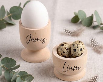 Gepersonaliseerde houten eierdopje met naam, aangepaste eierhouder, gepersonaliseerd paascadeau, cadeau voor klas kinderen, ontbijteieren