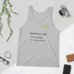 Könnte beinhalten: Ein graues Tanktop mit einer Grafik einer Palmeninsel und dem Text "#vacation mode while(today){ P1 != my problem}"