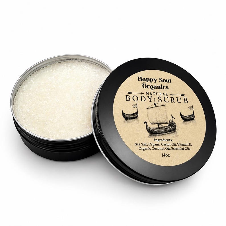 K&ouml;nnte beinhalten: Eine runde schwarze Metalldose mit wei&szlig;em, k&ouml;rnigem K&ouml;rperpeeling. Der Deckel hat ein beiges Etikett mit dem Text Happy Soul Organics Natural Body Scrub, Abbildungen von drei Wikingerschiffen und einer Liste der Inhaltsstoffe.