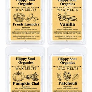 Puede incluir: Cuatro envases de plástico transparente que contienen ceras aromáticas blancas. Cada envase tiene una etiqueta de color canela con el texto Happy Soul Organics, All Natural Soy Wax Melts y los nombres de los aromas: Fresh Laundry, Vanilla, Pumpkin Chai y Patchouli.