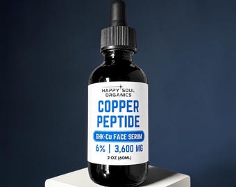 Può includere: Una bottiglia di vetro scuro di siero per il viso Copper Peptide di Happy Soul Organics. L'etichetta recita "Copper Peptide" e "GHK-CU FACE SERUM 6% | 3,600 MG". La bottiglia contiene 60 ml di siero e ha un contagocce nero.