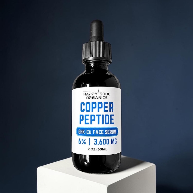 Pu&ograve; includere: Una bottiglia di vetro scuro di siero per il viso Copper Peptide di Happy Soul Organics. L'etichetta recita "Copper Peptide" e "GHK-CU FACE SERUM 6% | 3,600 MG". La bottiglia contiene 60 ml di siero e ha un contagocce nero.