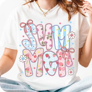 PNG fofo de verão, sublimação de letras de frutas, design de camiseta com estética pastel, clipart de morango e melancia, download digital de imagem de camiseta