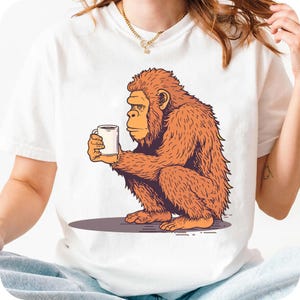 Grappige Bigfoot-koffie png, clipart vermoeide sasquatch, knorrige Bigfoot-sublimatieontwerp, koffieliefhebber png, cryptid cartoon voor T-shirts