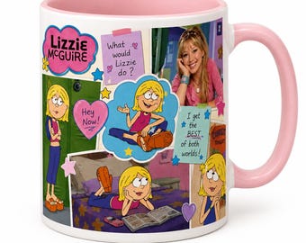 Pode incluir: Uma caneca de cerâmica branca com interior e alça rosa claro, apresentando uma colagem de gráficos da Lizzie McGuire, incluindo ilustrações, uma fotografia da personagem e textos como What would Lizzie do?, Hey Now! e I get the BEST of both worlds!.