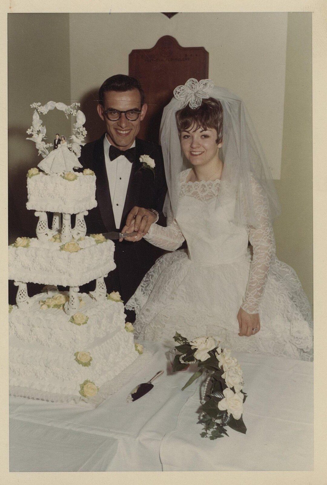Original Vintage Color Photo Snapshot Bride & Groom Cut Wedding Cake