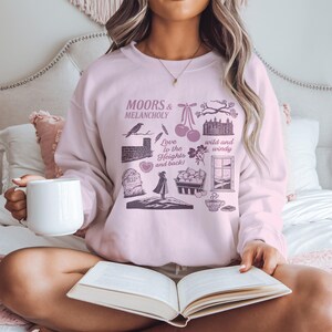 Koszulka z nadrukiem „Wichrowe Wzgórza”, Emily Bronte, Literatura gotycka, Literatura klasyczna, Mroczna akademia, Prezent dla miłośnika książek, Yorkshire Moors Light Pink