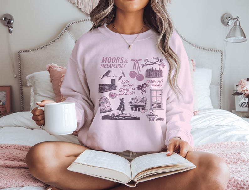 Koszulka z nadrukiem „Wichrowe Wzgórza”, Emily Bronte, Literatura gotycka, Literatura klasyczna, Mroczna akademia, Prezent dla miłośnika książek, Yorkshire Moors Light Pink