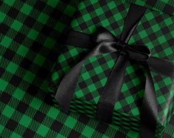 Rollo de papel de regalo navideño a cuadros verdes y negros, papel de regalo navideño, papel de regalo navideño, regalos navideños, envoltura de regalos