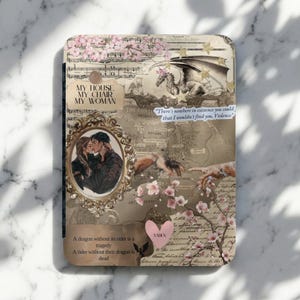 Puede incluir: Una funda rectangular para lector electrónico con un collage de elementos de fantasía, incluyendo un dragón, una pareja en un marco dorado, notas musicales y flores de cerezo. El texto incluye "My house, my chair, my woman," "There's nowhere in existence you could that I wouldn't find you, Violence," y "A dragon without its rider is a tragedy. A rider without their dragon is dead."