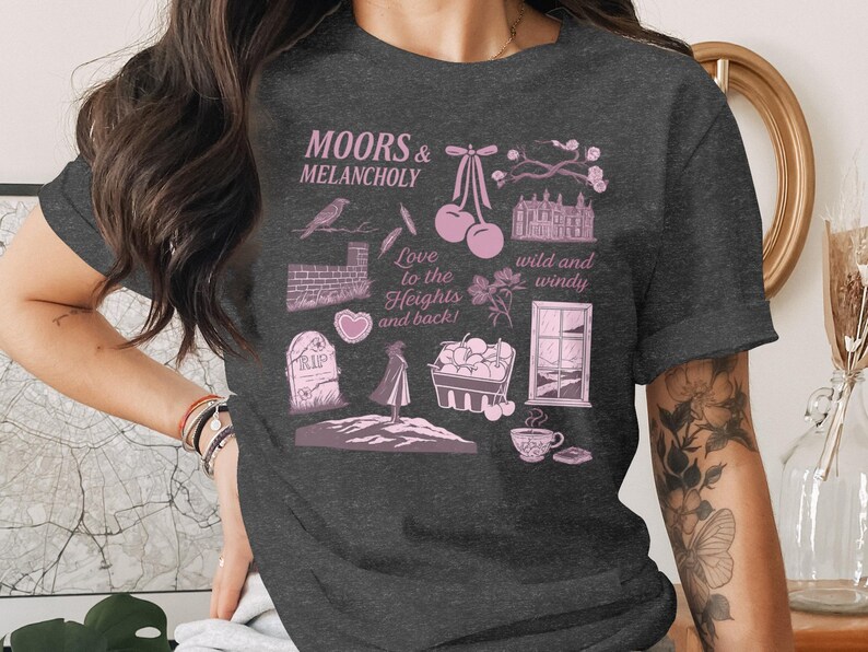 Koszulka z nadrukiem „Wichrowe Wzgórza”, Emily Bronte, Literatura gotycka, Literatura klasyczna, Mroczna akademia, Prezent dla miłośnika książek, Yorkshire Moors Dark Grey Heather