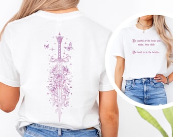 Camiseta Quicksilver Book de Callie Hart Kingfisher con diseño de espada y cita, ropa de fantasía, romance y literatura para lectores de Light Academia.