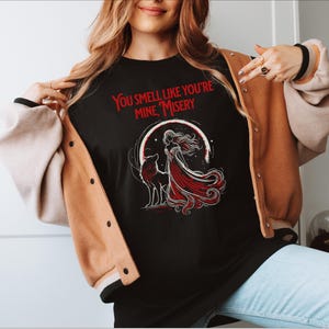 Ali Hazelwood Romantic Fantasy Tee, Lowe X Misery Literary Apparel, Idealny prezent książkowy dla miłośników Bookstagrama i swobodnej mody
