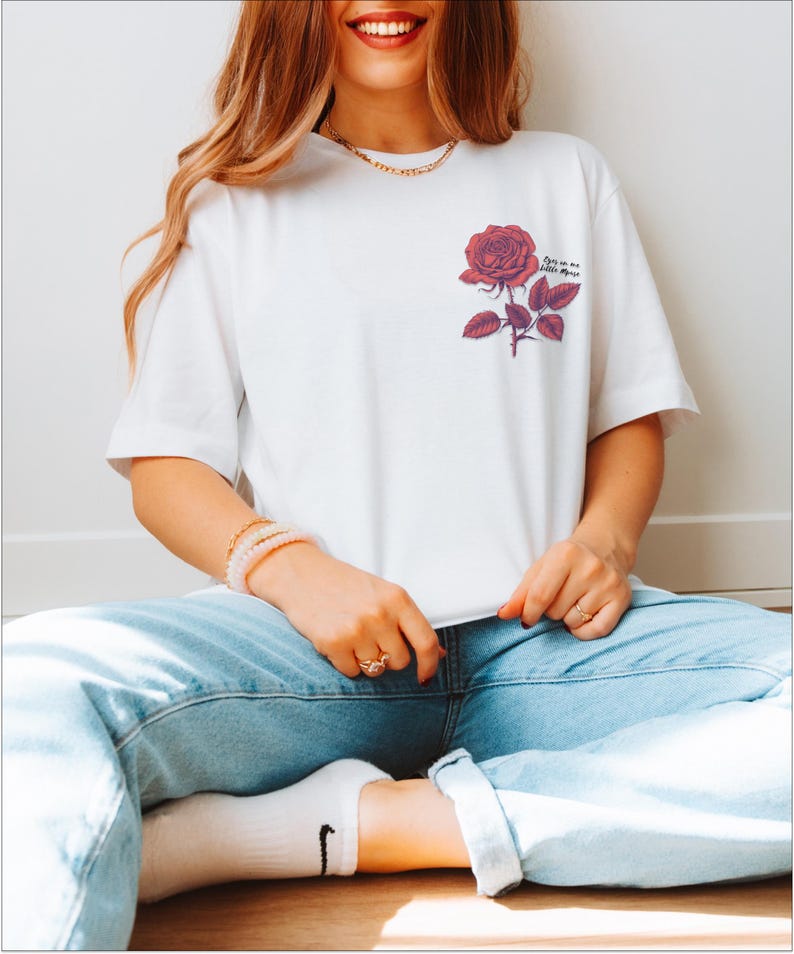 T-shirt Run Little Mouse Rose T-shirt romantique sombre inspiré par le haut livresque Adeline Smutty de Zade Meadows Haunting pour les lecteurs de Bookstagram image 1