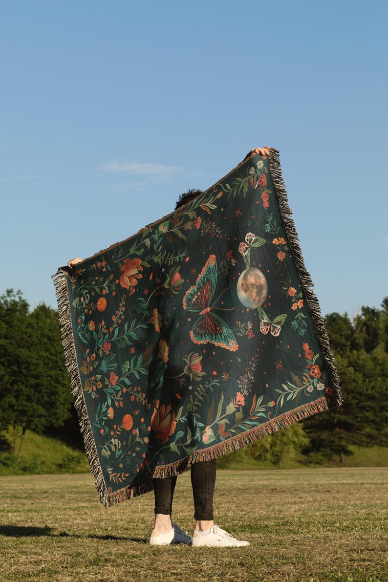 Manta decorativa Mystic Moon Butterfly, decoración floral oscura y caprichosa para un hogar rústico, regalo perfecto para amantes de las mariposas. imagen 5