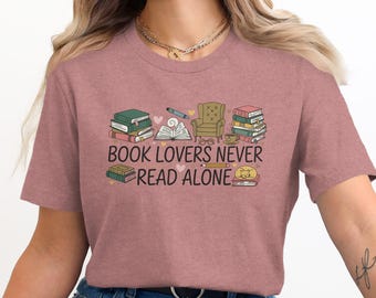 Boekenliefhebber leest nooit alleen T-shirts, sweatshirts, boekenwurmcadeau, Booktok-merchandise, bibliofiel cadeau, schoolse shirtcadeau, leesshirt