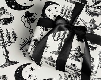 Papel de embrulho preto e branco com estampa de lua mística, estilo gótico natalino, inspirado na estética dark academia, perfeito para presentes de Natal e festas de fim de ano com um toque elegante e rústico.