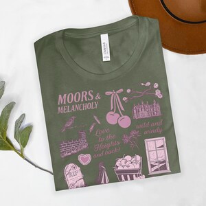 Koszulka z nadrukiem „Wichrowe Wzgórza”, Emily Bronte, Literatura gotycka, Literatura klasyczna, Mroczna akademia, Prezent dla miłośnika książek, Yorkshire Moors Military Green