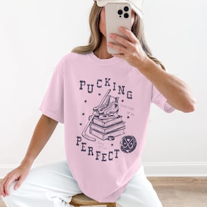 Camiseta Pucking Perfect Hockey Romance Booktok Romance Reader Regalo Deportes Romance Amante Camiseta Hockey Universitario Sudadera Chapters Of Us