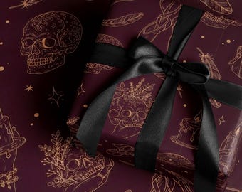 Papel de embrulho para presente com estampa de caveira oculta em tom marrom, estilo gótico natalino, inspirado na estética dark academia, perfeito para amantes do estilo cottagecore e do terror.