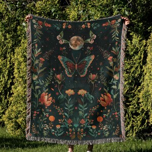Manta decorativa Mystic Moon Butterfly, decoración floral oscura y caprichosa para un hogar rústico, regalo perfecto para amantes de las mariposas. imagen 3