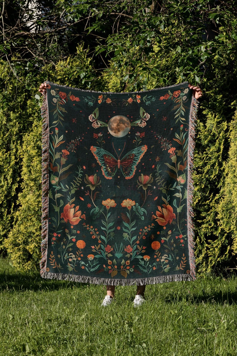Manta decorativa Mystic Moon Butterfly, decoración floral oscura y caprichosa para un hogar rústico, regalo perfecto para amantes de las mariposas. imagen 3