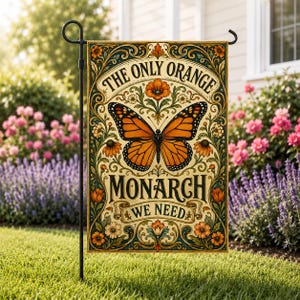 Könnte beinhalten: Eine Gartenflagge mit einem Monarchfalter-Design. Die Flagge zeigt den Text "The Only Orange Monarch We Need" in einer dekorativen Schriftart mit orangefarbenen und grünen floralen Akzenten. Der Schmetterling hat orange und schwarze Flügel.