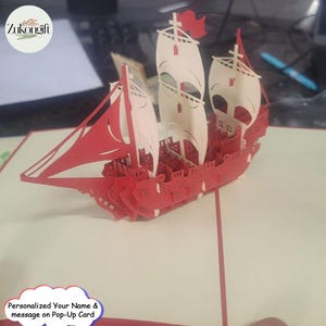 Tarjeta de barco pirata 3D desplegable personalizada con velas rojas, nombre y mensaje personalizados. Tarjeta de regalo náutica hecha a mano para amantes de la aventura.