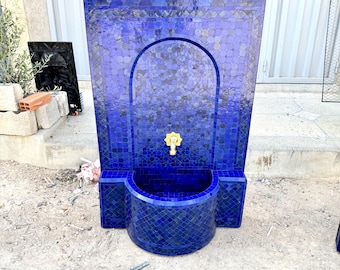 モロッコ風モザイク噴水 – 手作りのタイルを使用した壁掛け式噴水（庭