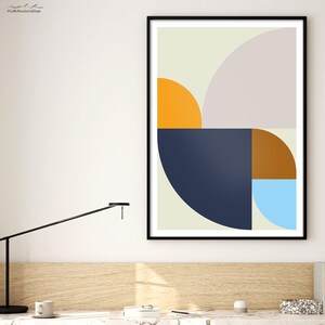 Puede incluir: Impresión de arte geométrico abstracto con fondo blanco y formas en naranja, marrón, azul y morado.