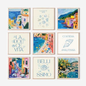 Può includere: Nove stampe artistiche incorniciate con scene costiere colorate e frasi italiane. L'opera d'arte include immagini di edifici, spiagge e mare, con testi come "La Dolce Vita" e "Costiera Amalfitana" in blu.