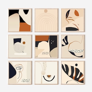 Op de afbeelding: Set van negen abstracte kunstprints met geometrische vormen en organische vormen in tinten beige, bruin, zwart en wit. De prints zijn ingelijst in een licht houten lijst.