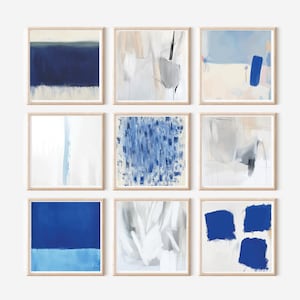 Puede incluir: Nueve impresiones artísticas abstractas enmarcadas. Cada impresión cuadrada presenta un diseño único con una paleta de azules, blancos y tonos neutros. La obra de arte incluye pinceladas, formas geométricas y campos de color, creando una estética moderna.
