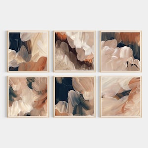 Puede incluir: Conjunto de seis impresiones de arte abstracto con una mezcla de pinceladas beige, marrón y azul oscuro. Las impresiones están enmarcadas en un marco de madera claro.