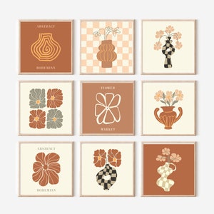 Op de afbeelding: Set van negen printbare wandkunstprints met abstracte bloemen- en vaasontwerpen in een bohemian stijl. De prints hebben een kleurenpalet van terracotta, crème en lichtbruin.