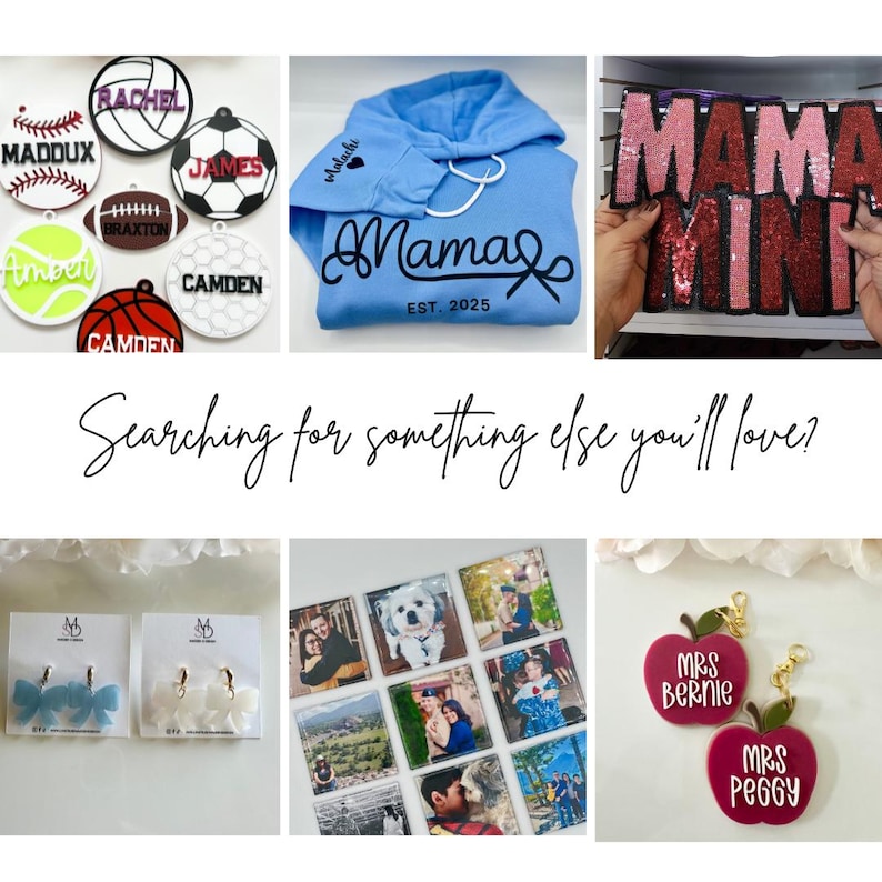 Peut inclure: Un collage de divers articles personnalis&eacute;s. Comprend des ornements sur le th&egrave;me du sport avec des noms, un sweat &agrave; capuche bleu clair avec "Mama" et "EST. 2025", des lettres paillet&eacute;es "MAMA MINI", des boucles d'oreilles n&oelig;uds, des dessous de verre photo et des porte-cl&eacute;s en forme de pomme.
