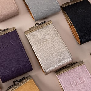 Cartera de tarjetas personalizada, bolsa de tarjetas con cierre de beso, cartera con cierre, cartera de cuero para viajes, regalos para damas de honor, regalo para ella, 15 colores