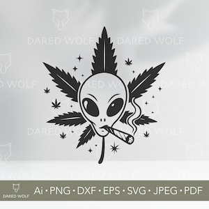 Pode incluir: Gráfico a preto e branco de um alien fumando um charuto, sobre uma folha de cannabis. O design inclui estrelas e pequenas folhas de cannabis. O texto "DARED WOLF" é visível. Formatos de arquivo: Ai, PNG, DXF, EPS, SVG, JPEG, PDF.