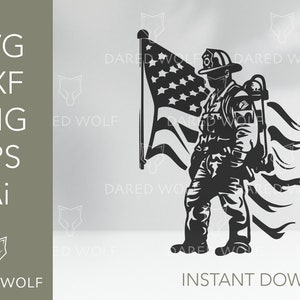 Puede incluir: Silueta en blanco y negro de un bombero sosteniendo una bandera estadounidense. El bombero lleva un casco y un uniforme. La bandera ondea al viento.