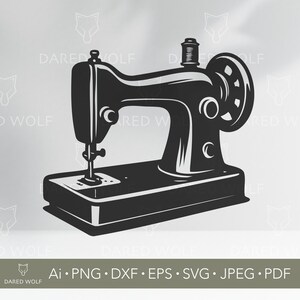 Peut inclure: Illustration en noir et blanc d'une machine à coudre ancienne. L'image présente une grande roue, une aiguille et une base. Le texte "DARED WOLF" est visible, ainsi que les types de fichiers: Ai, PNG, DXF, EPS, SVG, JPEG, PDF.