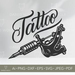 Może przedstawiać: Czarno-biała ilustracja maszynki do tatuażu ze słowem "Tattoo" w stylizowanej czcionce. Obraz zawiera również tekst "Ai, PNG, DXF, EPS, SVG, JPEG, PDF".