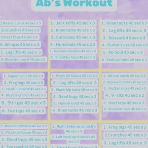 Könnte beinhalten: Ein rosa und violettes Tic Tac Toe-Brett mit einer Liste von 6 Übungen für jeden der 3 Tage der Woche. Die Übungen sind für ein Bauchmuskeltraining. Jede Übung ist mit dem Namen, der Zeit und den Wiederholungen aufgeführt. Der Titel des Bretts lautet "Tic Tac Toe 3-Day / Bingo Ab's Workout".