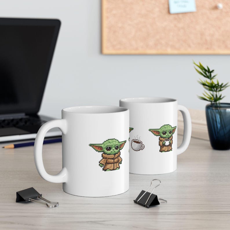 Pixel Grogu Chasing Coffee Mug imagen 1
