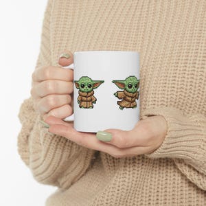 Pixel Grogu Chasing Coffee Mug imagen 10
