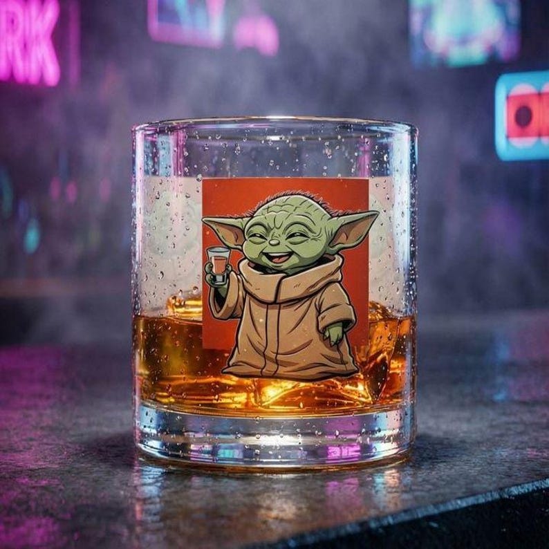 Vaso de whisky Grogu Cheers Character Rocks Glass / Vaso de whisky de 295 ml (10 oz) imagen 1