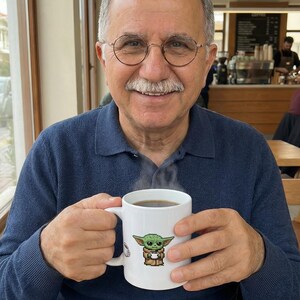 Pixel Grogu Chasing Coffee Mug imagen 2