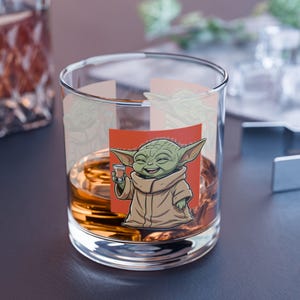 Vaso de whisky Grogu Cheers Character Rocks Glass / Vaso de whisky de 295 ml (10 oz) imagen 3